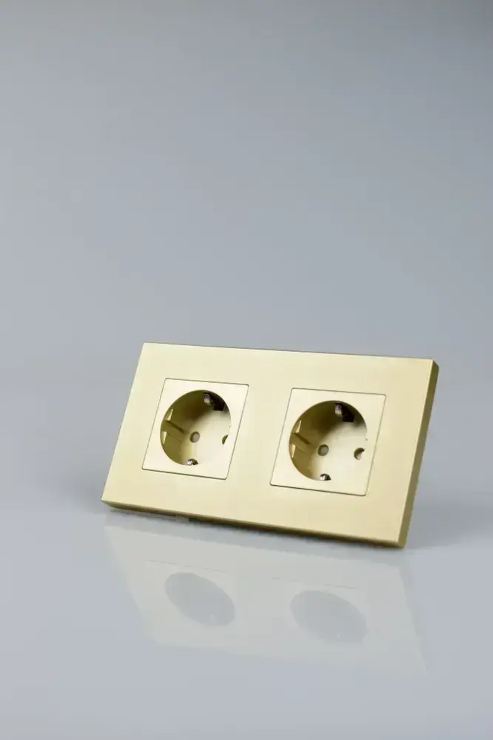 Розетка золотая с заземлением, двойная розетка с защитными шторками
