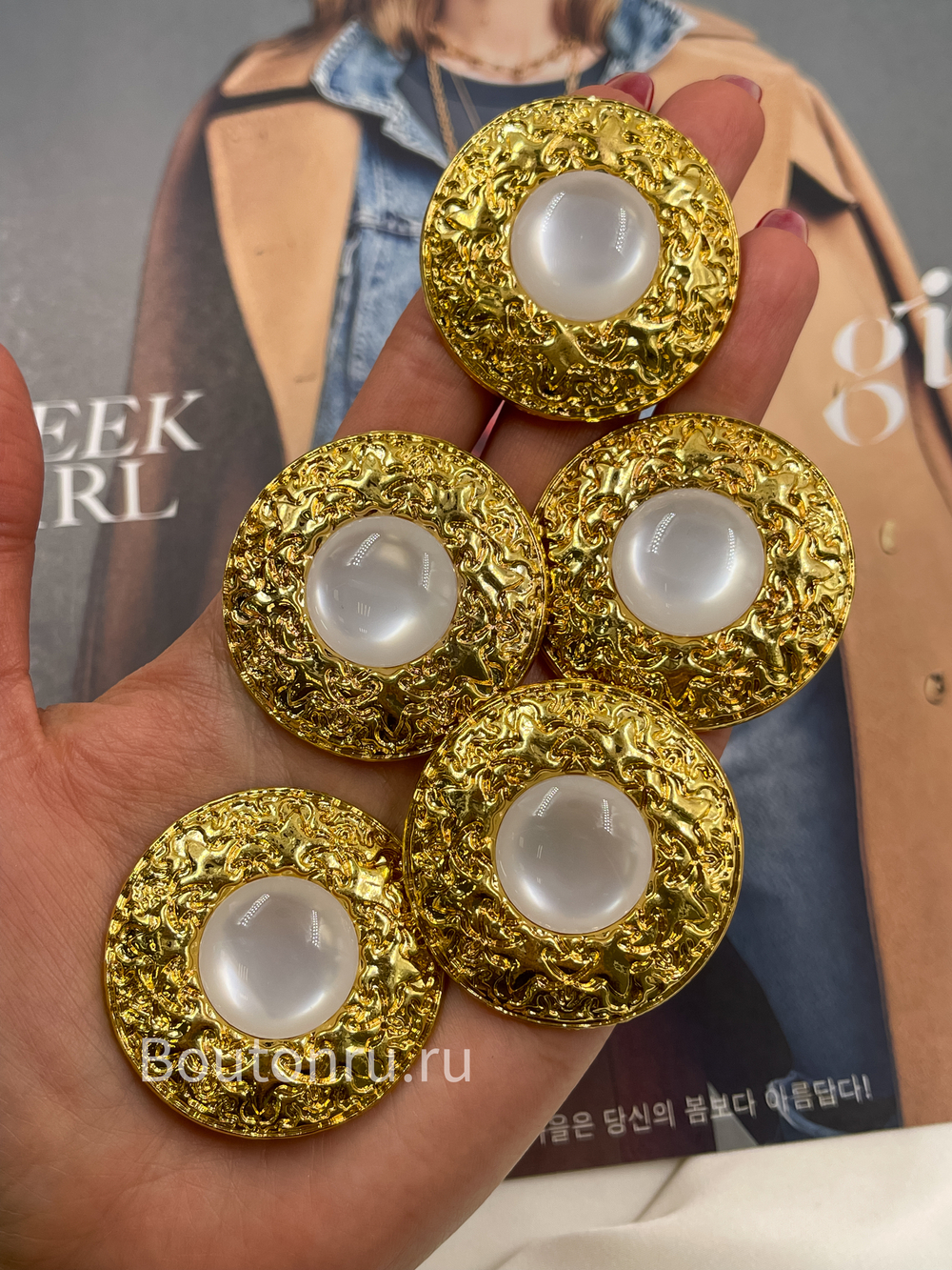 Пуговицы Скиапар. ажурные золотистые с белым камнем луна