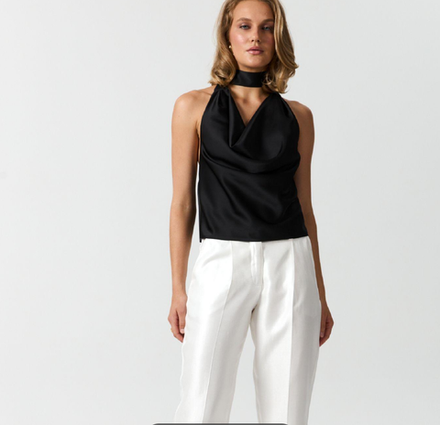 Топ с открытой спинкой из премиального атласа.