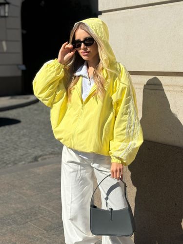 Желтая оверсайз ветровка с кружевной отделкой