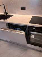 Современный кухонный гарнитур с фрезерованными фасадами и LED-подсветкой