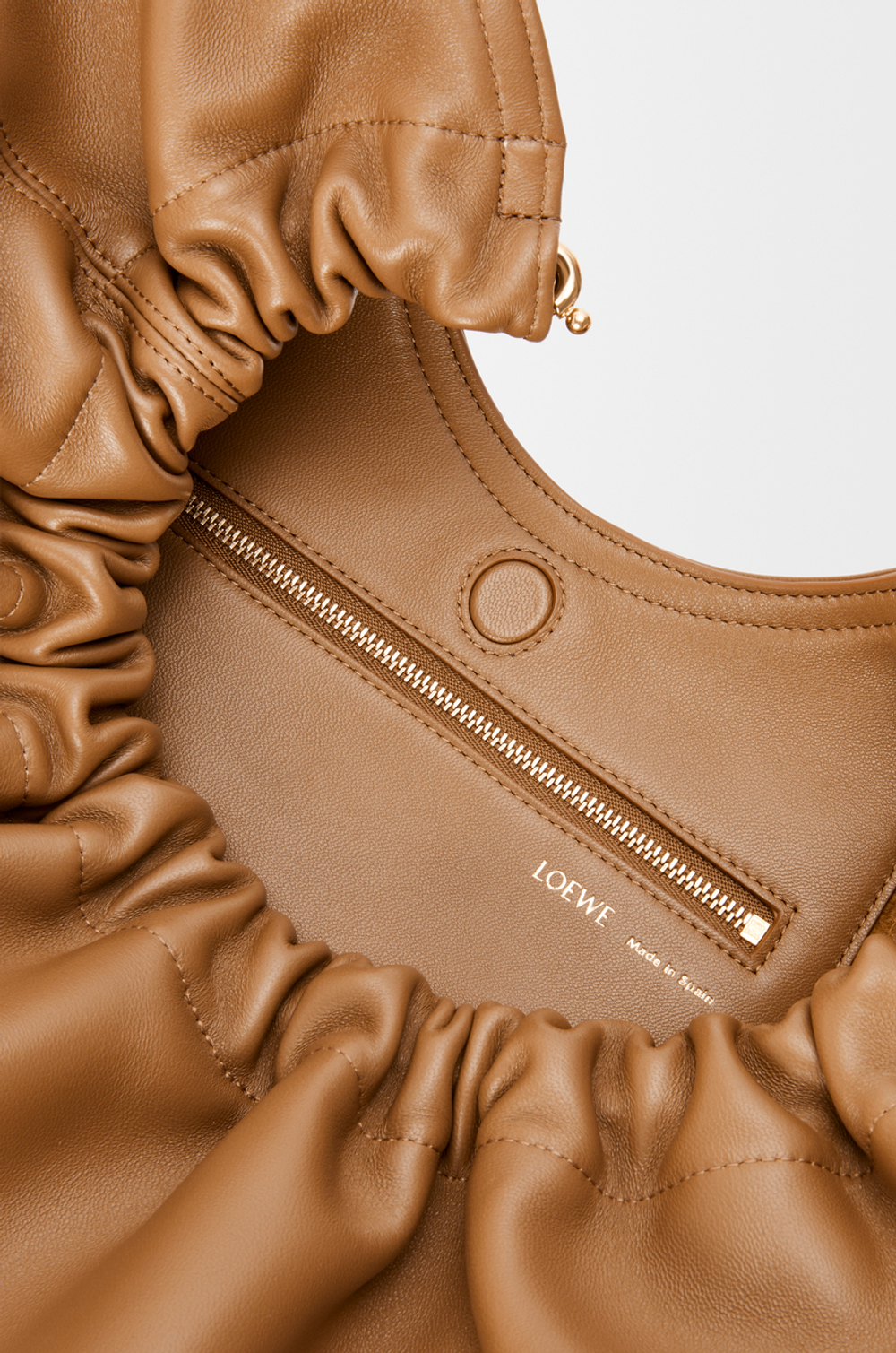 Loewe Средняя сумка-мешок Squeeze из мягкой кожи ягненка наппа, светло-коричневый