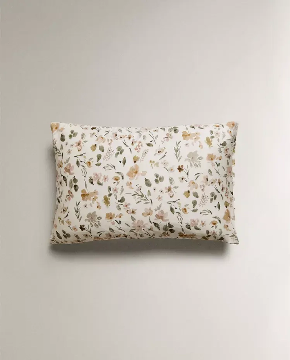 ZARA HOME НАВОЛОЧКА С ФЛОРИСТИЧЕСКИМ ПРИНТОМ ИЗ САТИНОВОЙ ТКАНИ), ЭКРЮ