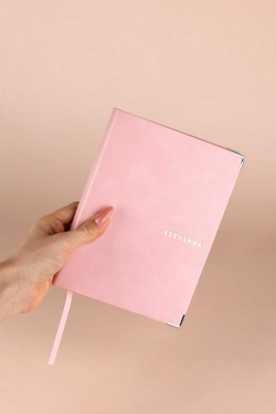 Ежедневник недатированный ESCALADA, А6+, 160 л., арт. 70684/ 20 АНРИ РОЗОВЫЙ (кожзам: 126х174 мм, интегральный переплёт, материал обложки: искусственная кожа "Анри"; способ крепления блока: ниткошвейный; декор: металлические уголки, тиснение фольгой;