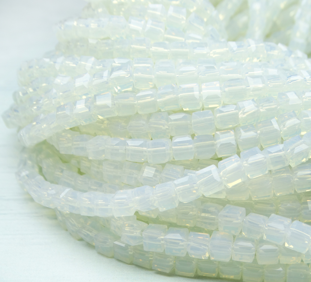 БВМ002НН3 Хрустальные бусины квадратные, белый, имитирующий опал, 3 мм, кол-во: 63-65 шт.