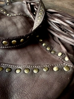 Женская сумка из натуральной вареной кожи с бахромой и заклепками цвет brown