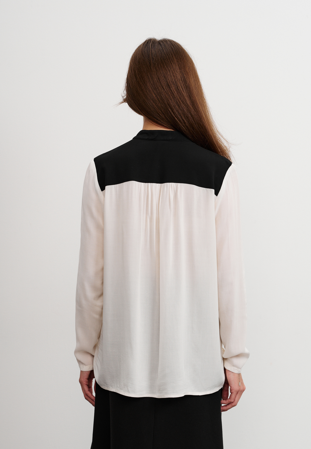 Блуза с черной планкой, молочная