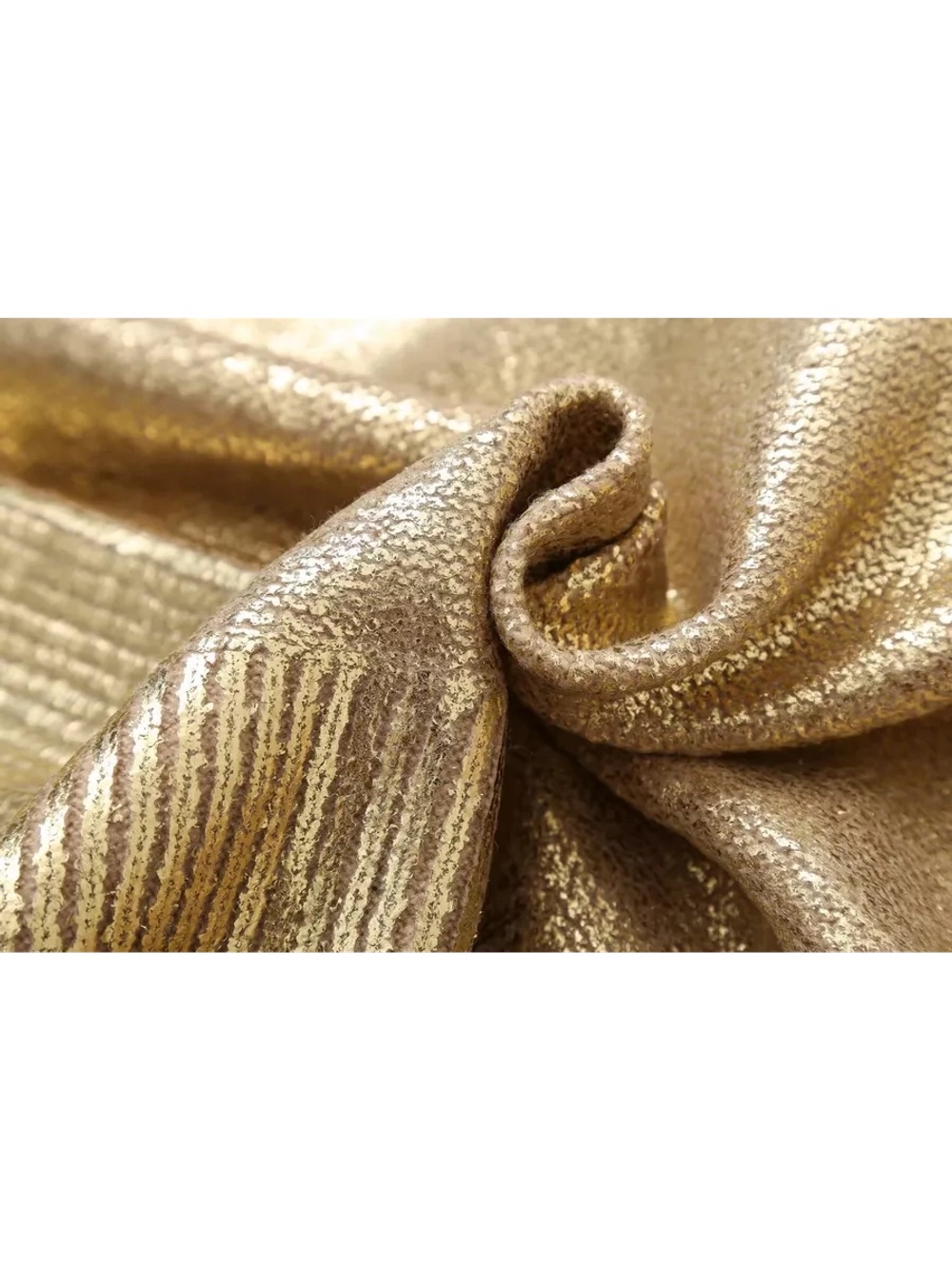 Свитер золотистый