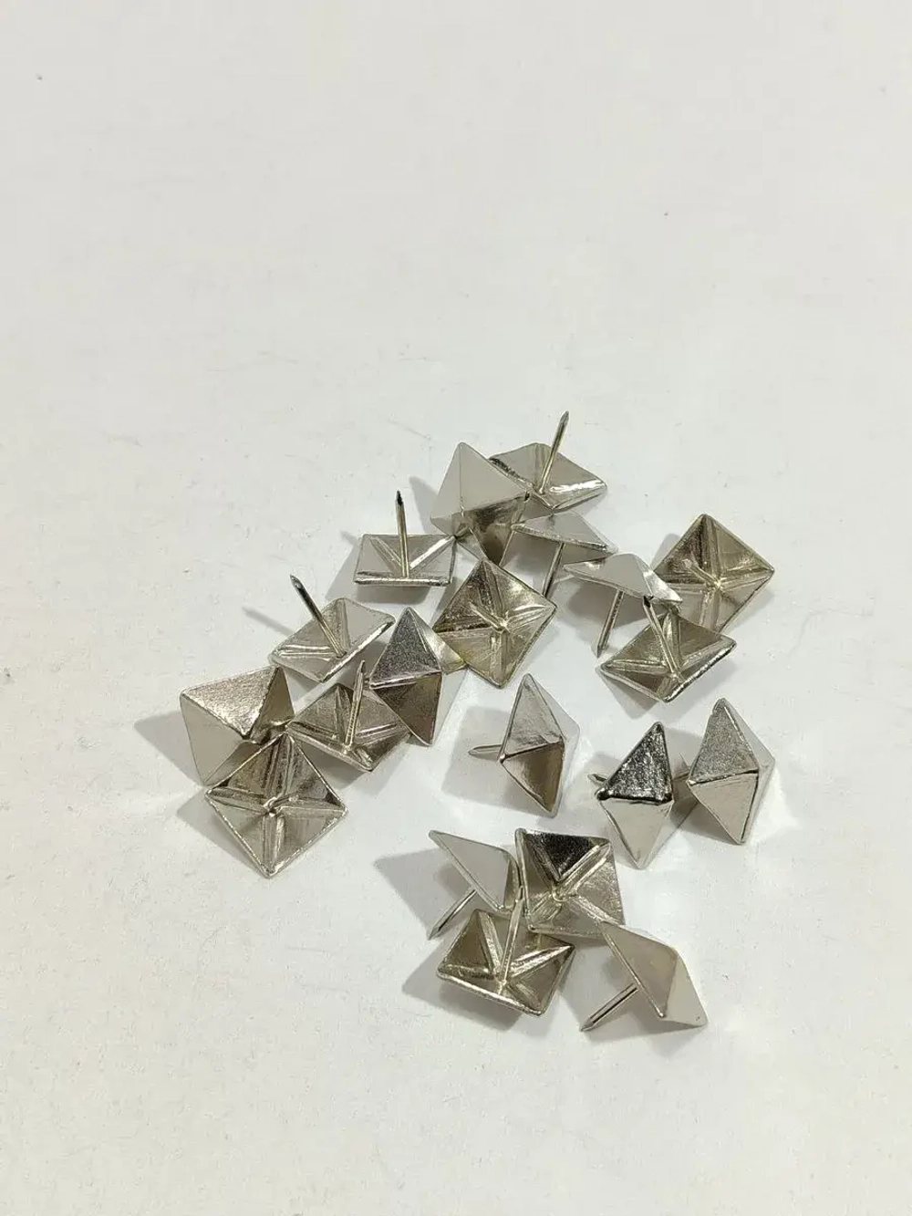 Гвозди с декоративной шляпкой для обивки и мебели