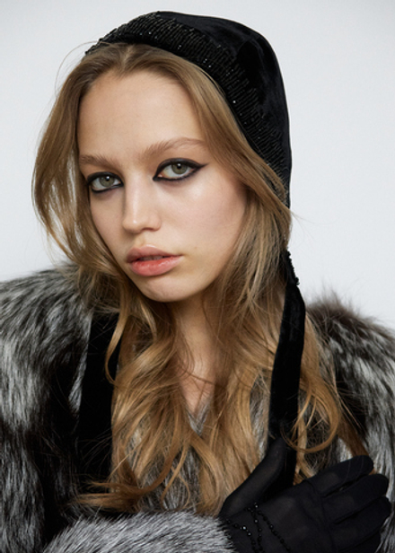 Бархатный чепчик с черным стеклярусом