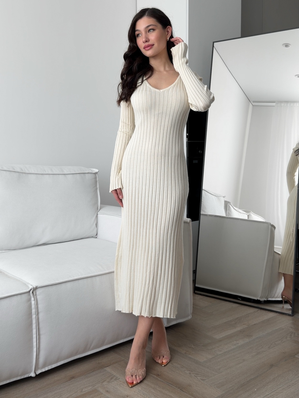 Платье вязаное, средней длины, с v-вырезом, на завязках