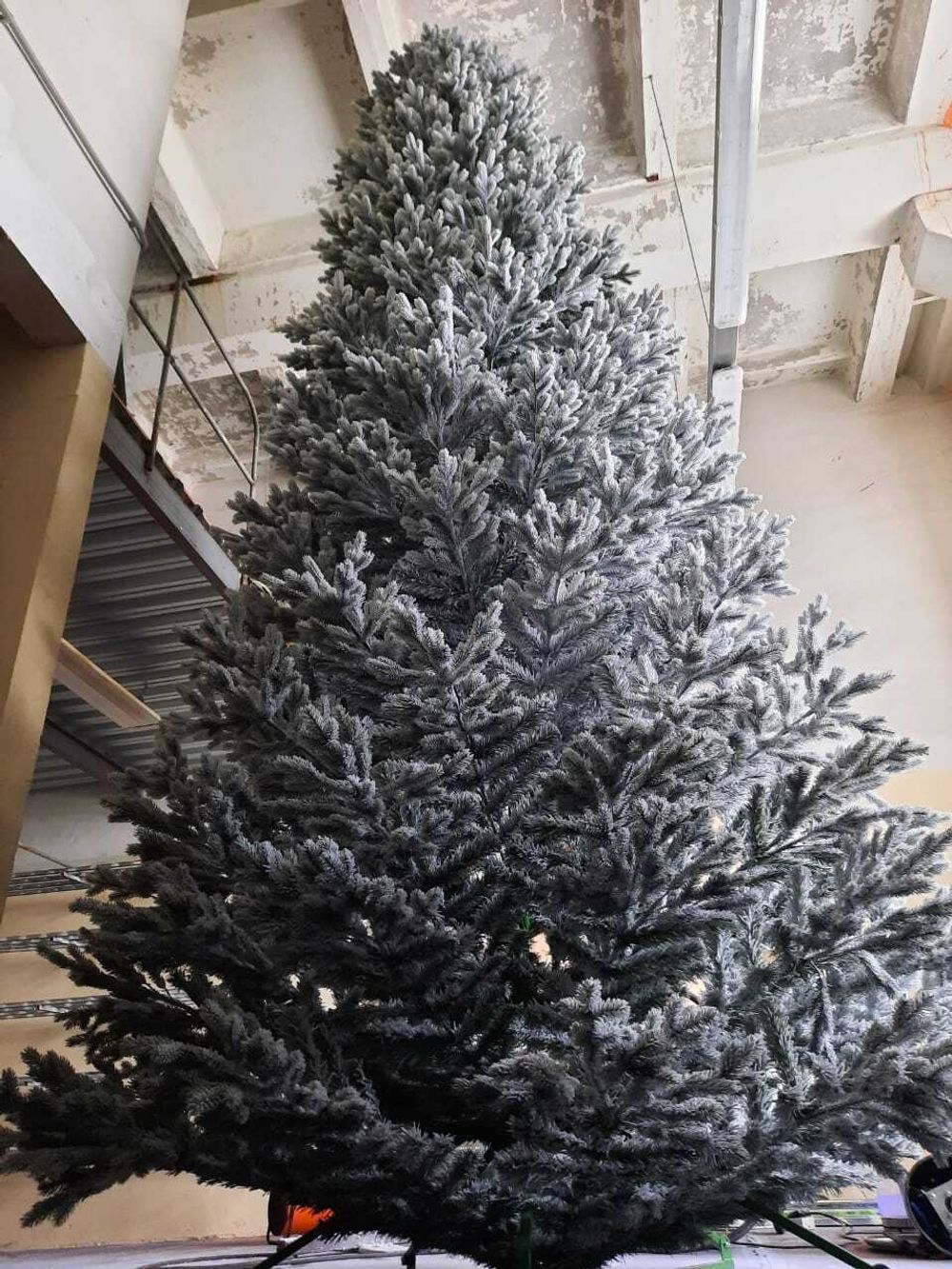 Большая елка заснеженная «Сказочная» (Литая+пвх) 8 м