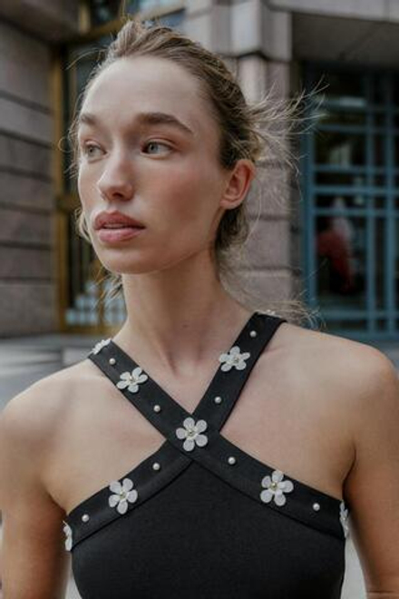 ZARA ЭЛАСТИЧНОЕ БОДИ С ГОРЛОВИНОЙ ХАЛТЕР И ЦВЕТАМИ, ЧЕРНЫЙ