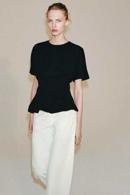 ZARA ПРИТАЛЕННАЯ ФУТБОЛКА С ЗАЩИПАМИ, ЧЕРНЫЙ
