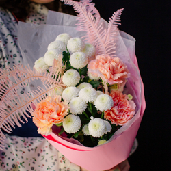 14. Стойкий букет с хризантемой и диантусами