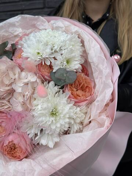 Букет с пионовидной розой, гортензией, хризантемой, эвкалиптом и сухоцветами ( лагурус и стифа )