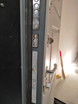 Входная дверь с шумоизоляцией STR-29 Ясень графит /Лучи Силк маус (светло-серый матовый, без текстуры)