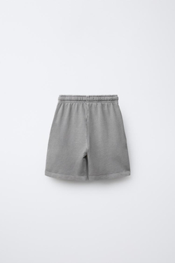 ZARA КОМПЛЕКТ ИЗ ФУТБОЛКИ И ШОРТОВ-БЕРМУДОВ GARMENT DYE, АНТРАЦИТОВО-СЕРЫЙ