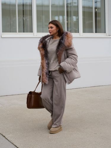 Бежевый пуховик с оторочкой из меха енота