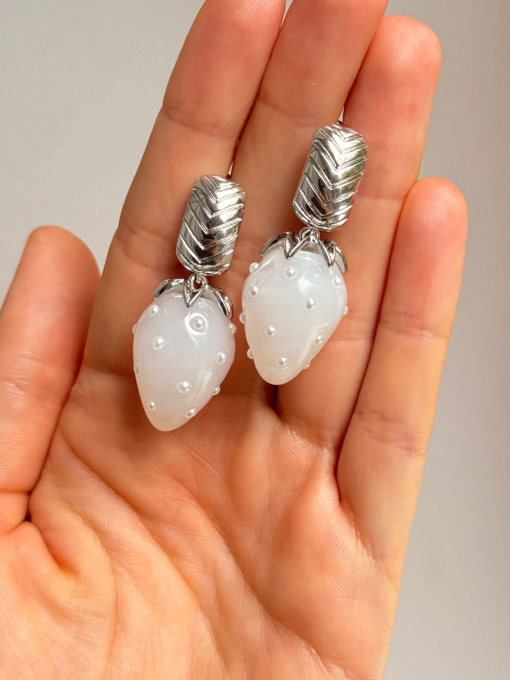 Серьги белые клубнички
