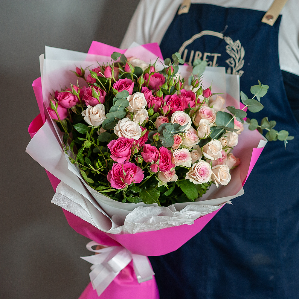 Белые и розовые кустовые розы с эвкалиптом в оформлении