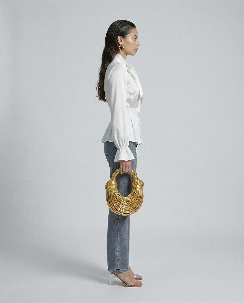 Блуза с бантом приталенная