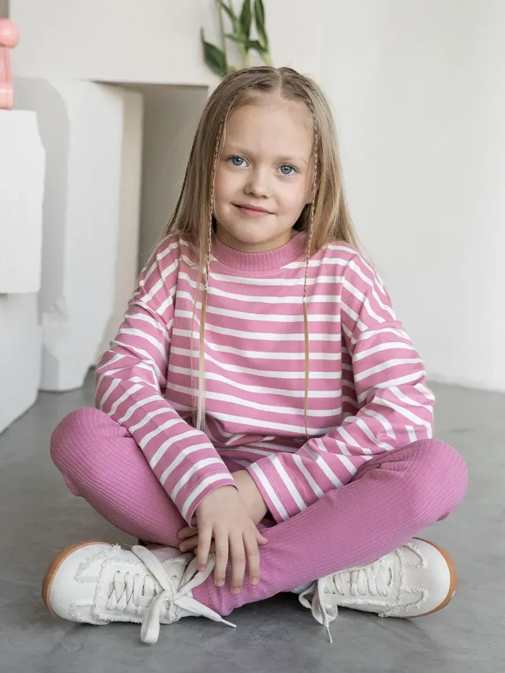 Розовый костюм для девочки в полоску на осень