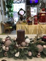 Новогодняя композиция на стол с свечами. и украшениями