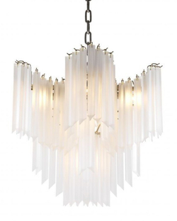 Изысканная каскадная люстра с вытянутыми стеклянными элементами и декоративной потолочной розеткой.