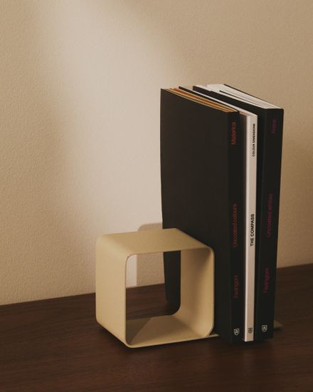 Держатель для книг Mistra бежевого цвета из железа