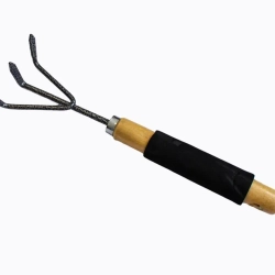 Рыхлитель для почвы с деревянной рукояткой(3-зуб.,L-300мм) WMC TOOLS WMC-TG2104020-C