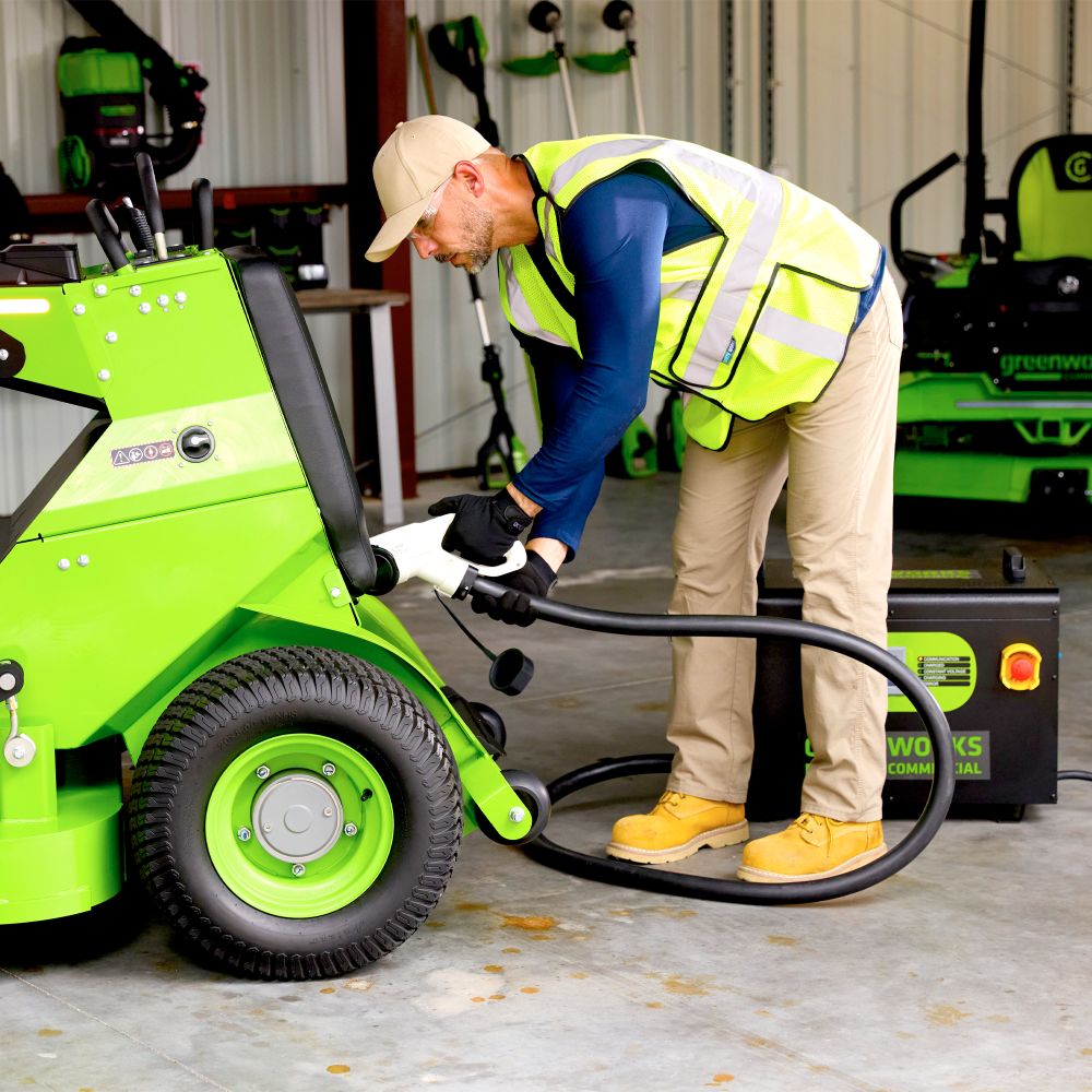 Райдер садовый аккумуляторный с нулевым радиусом разворота Greenworks ZTCS92, 82V, 92 см, с АКБ 8 кВтч (7405407)