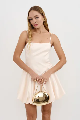 Платье из атласа с юбкой баллон ванильного цвета