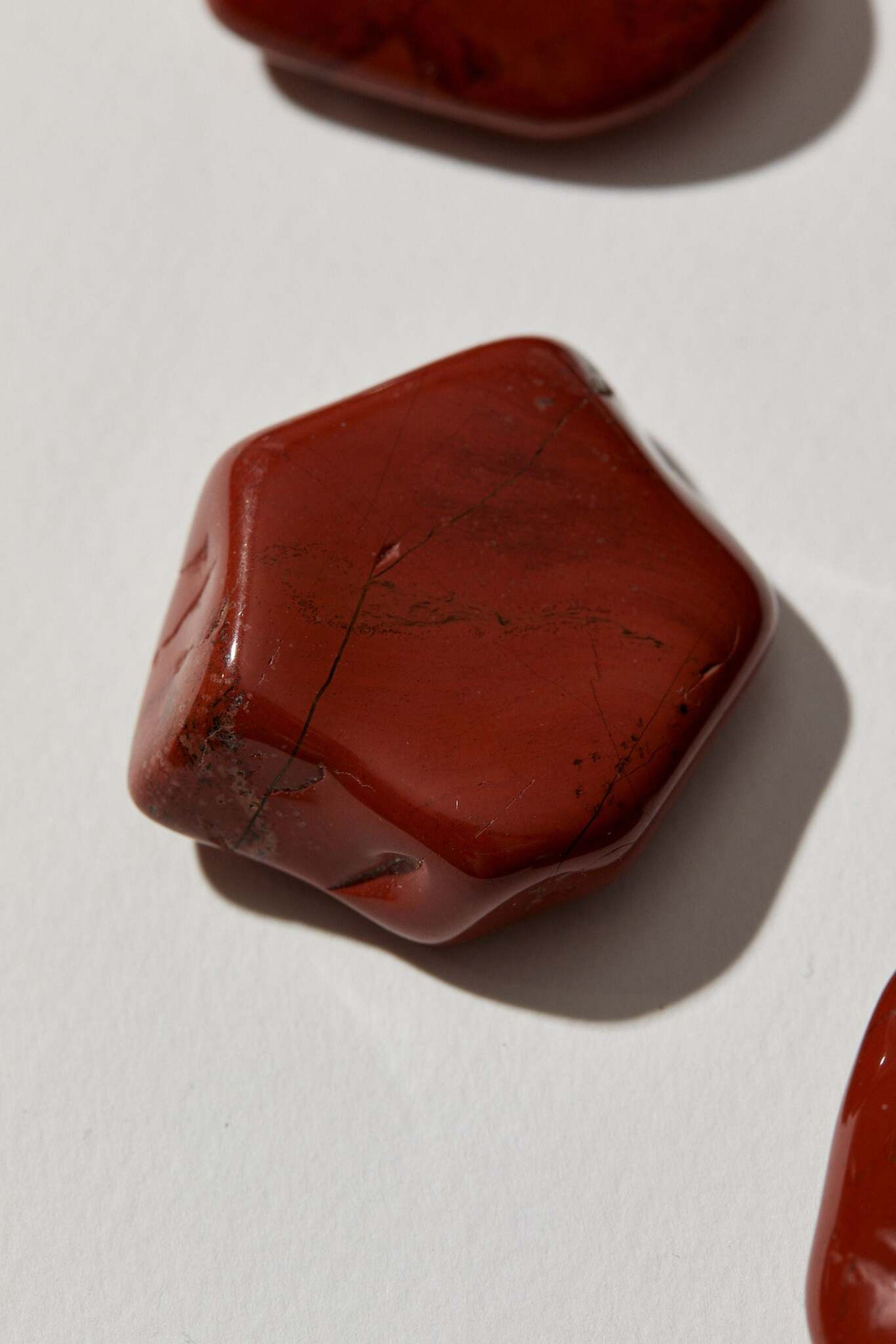 Красная яшма галтовка