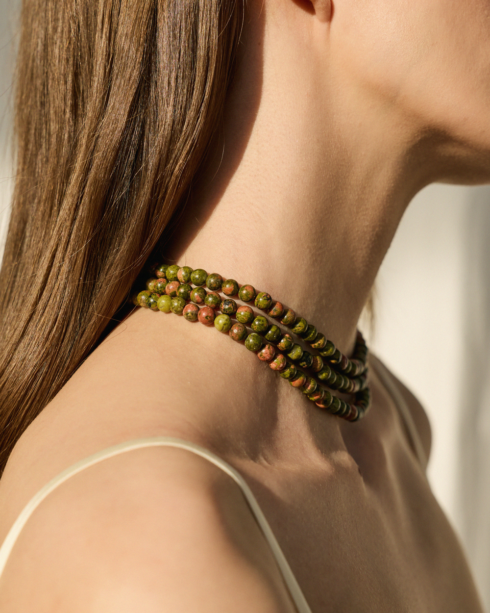 Нить из мукаитовой яшмы