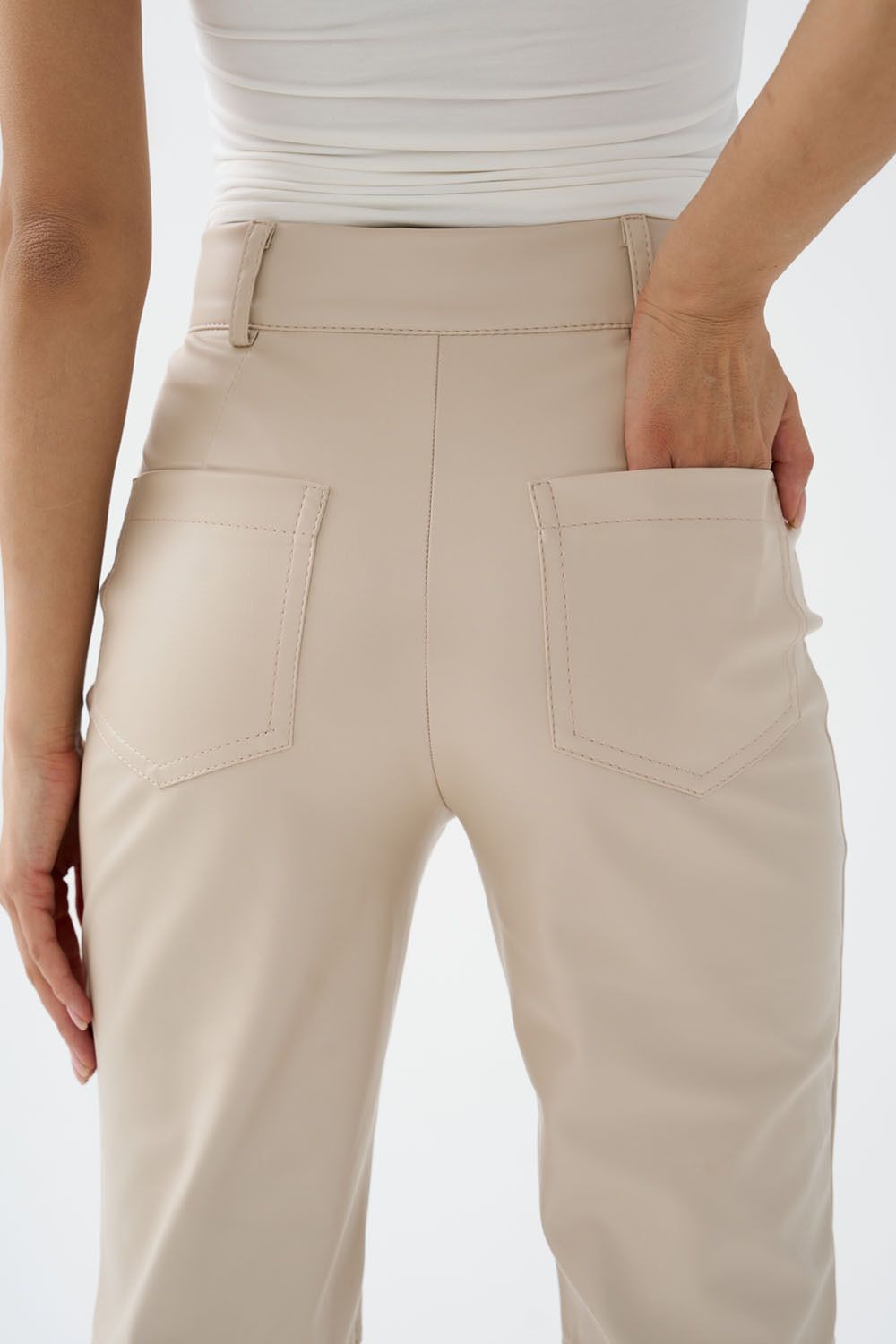 Брюки из экокожи прямые серо-бежевого цвета