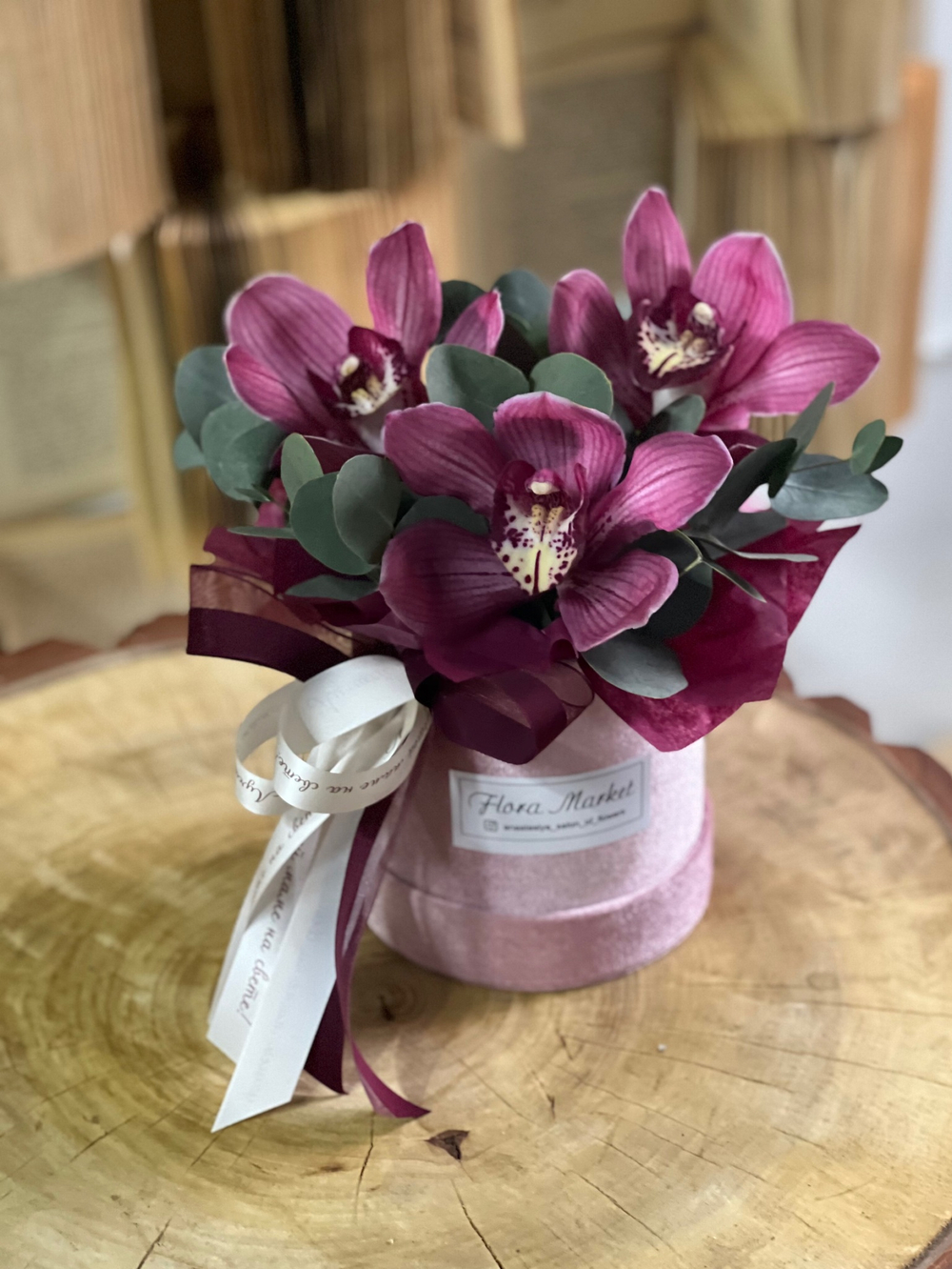 Орхидея Цимбидиум и эвкалипт в бархатной шляпной коробке