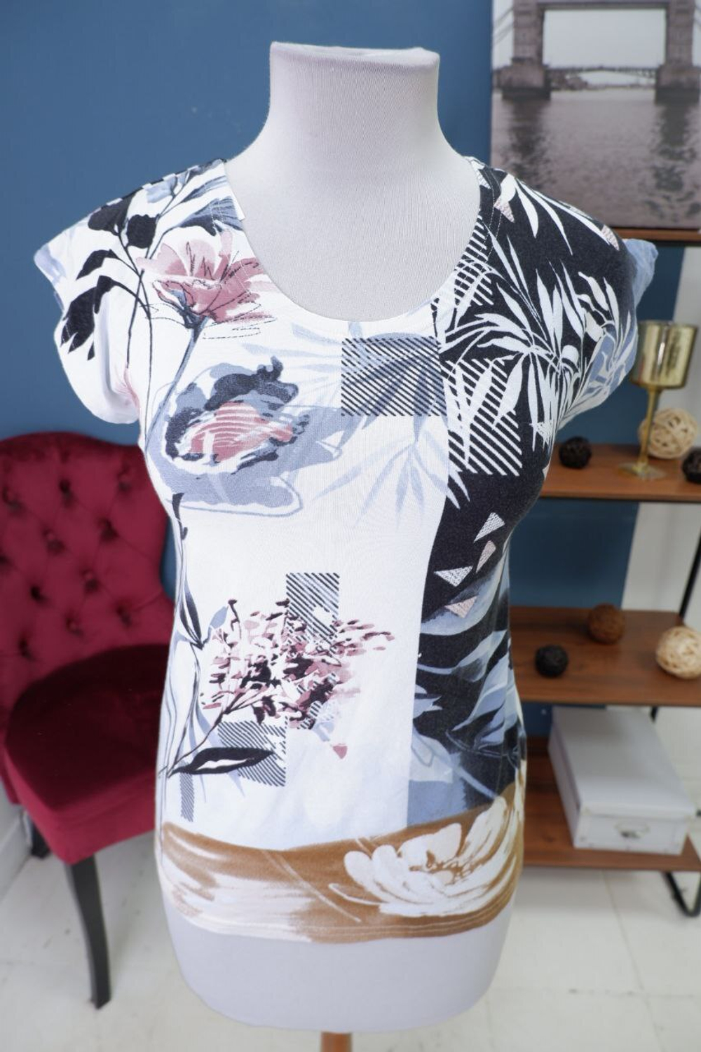 Футболка с красивым  принтом 44-46 размер