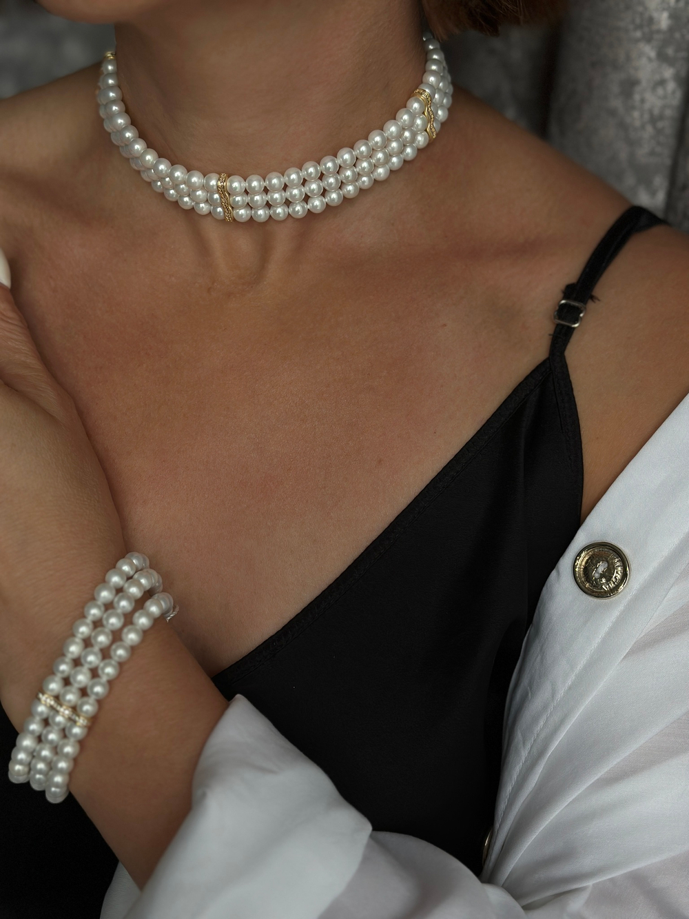 Чокер 3 ряда из белого жемчуга Майорка с цирконами, оттенок золото