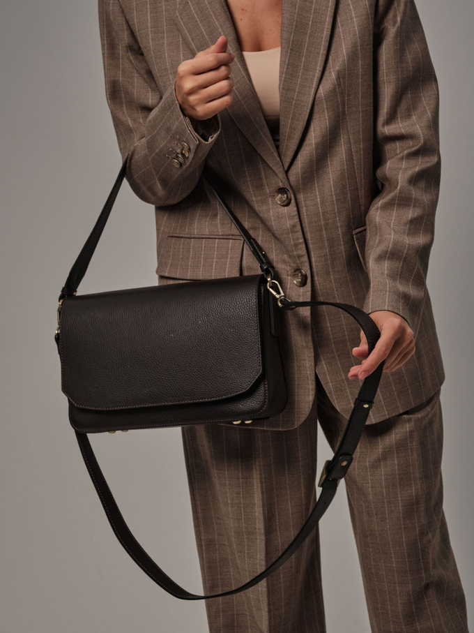 Сумка кожаная на плечо темно-коричневая