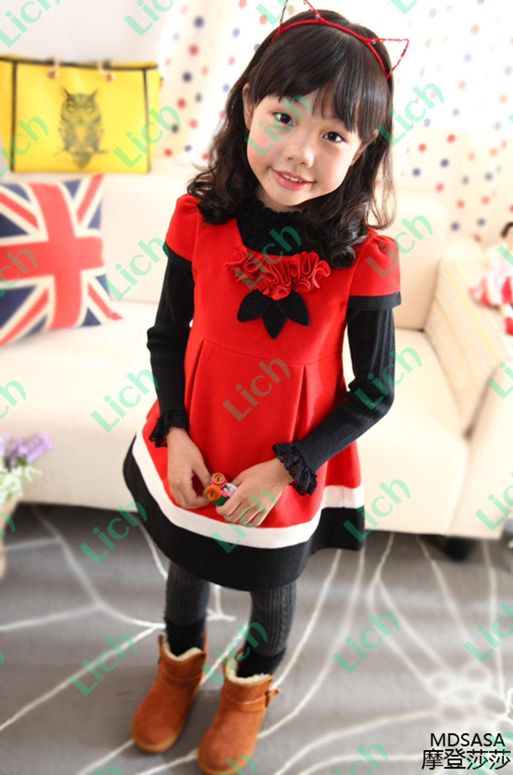 Платье детское со складками от талии и брошью-цветком