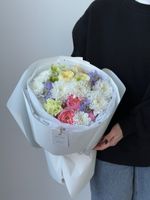 Букет сборный из кустовых пионовидных роз, скиозы, хелеборуса и хризантемы