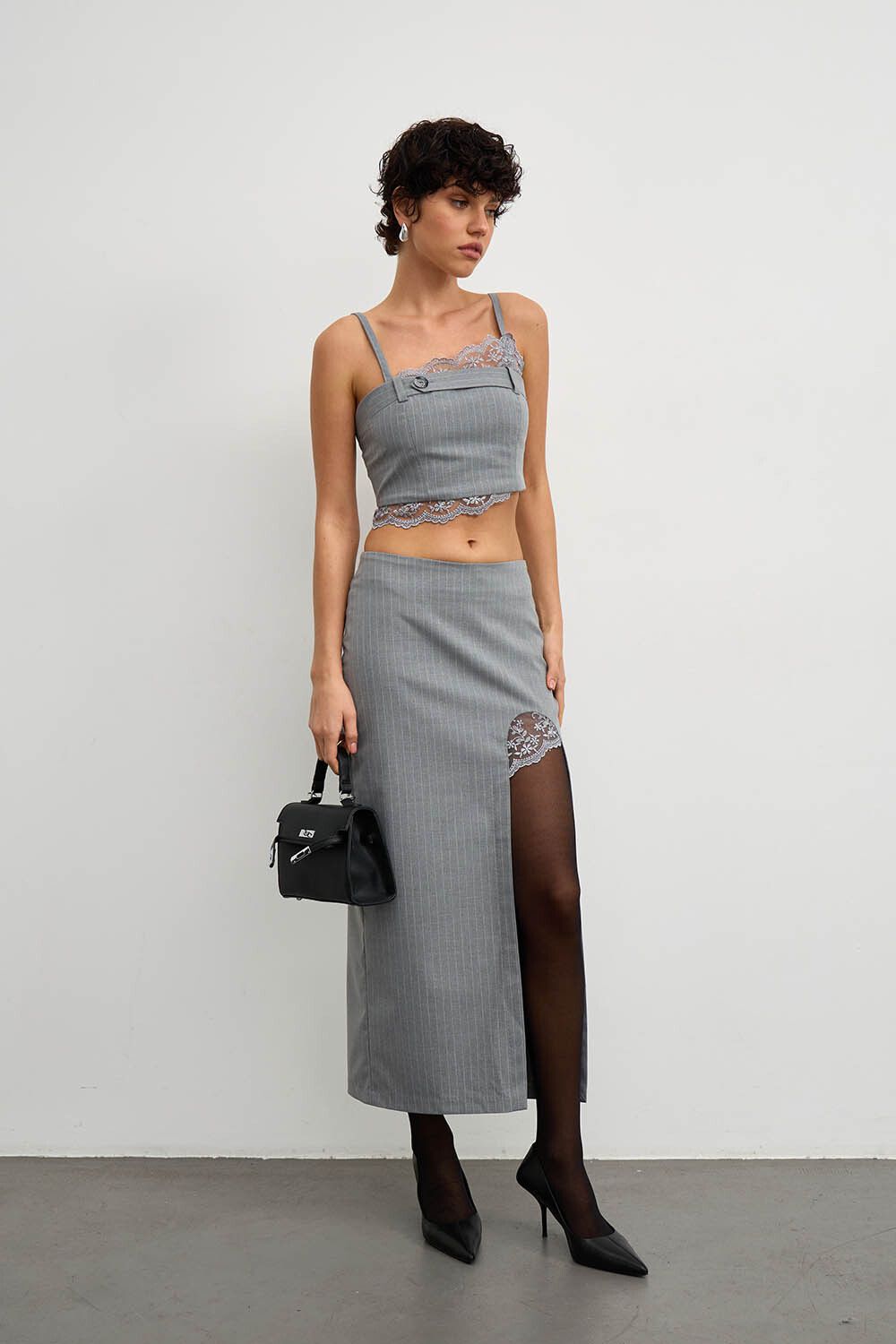 Юбка макси с разрезом в полоску темно-серого цвета