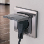 Розетка влагозащ. с зазем. с защит. крышкой и шторками (глянцевый никель)