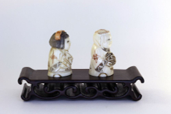 Сет нэцкэ Два ребенка Карако (мальчик и девочка) на подставке