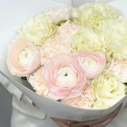 «Утро без слов» букет из ранункулюсов, французских роз и диантусов