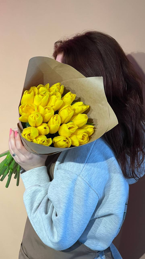 Охапка 20 тюльпанов в крафте