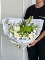 Букет из гортензии, дельфиниума, хелеборуса, пионов и лизиантуса