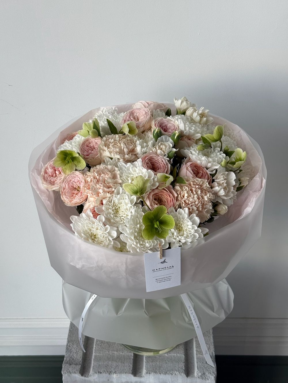 Букет из хризантемы, диантусов, ранункулюсов, хелеборуса и кустовых пионовидных роз