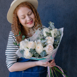 157. Ароматный нежный букет из светлых пионовидных роз
